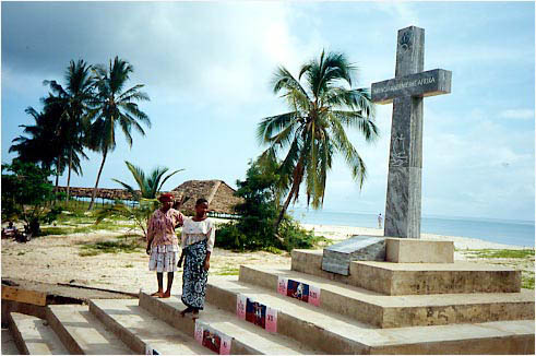 Fremde in Bagamoyo: Erst kamen die Perser und Araber, dann die Deutschen und die Engländer. Demnächst kommen die Chinesen (Foto: von Missionaren aus dem Elsass errichtetes Kreuz)