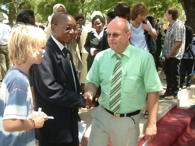 Helmut Flötotto, Vorsitzender der Schulpflegschaft der Marienschule Ahlen, im Gespräch mit seinem tansanischen „Kollegen" Juma A. Mwanambara