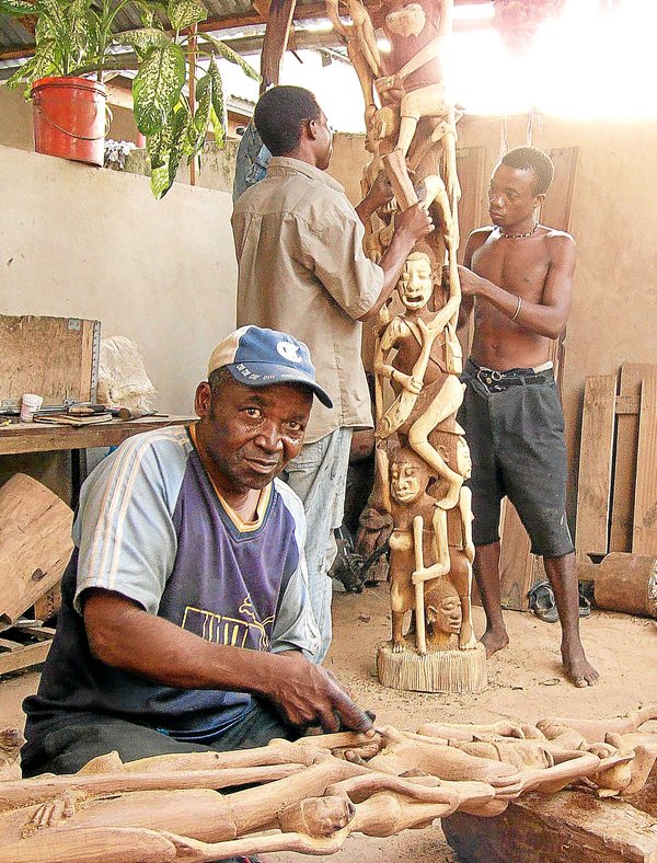 Foto: Peter Harke Makondeschnitzer Malaba