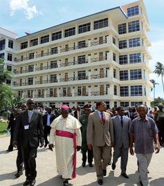 Präsident Kikwete vor dem neuen Hostel Foto: State House