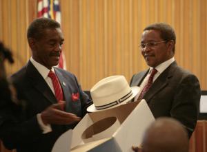 Osby Davis und Jakaya Kikwete (r.)