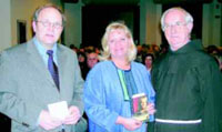 Wolfgang Klesse von der VHS (l.) und Pater Reinhard begrüßten Kerstin Cameron Wolfgang Klesse von der VHS (l.) und Pater Reinhard begrüßten Kerstin Cameron