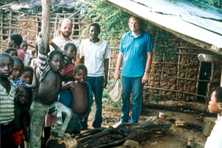 Makonde-Schnitzer Nwjedi Dastani Foto: Privatbesitz Rudolf Blauth