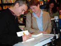 Ilija Trojanow beim Signieren seiner Bücher Ilija Trojanow beim Signieren seiner Bücher