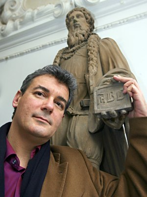 Ilija Trojanow vor der Gutenberg-Statue in Mainz dpa