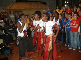 Die vier Tänzerinnen und Tänzer vom College in Bagamoyo zur Eröffnung Die vier Tänzerinnen und Tänzer vom College in Bagamoyo zur Eröffnung