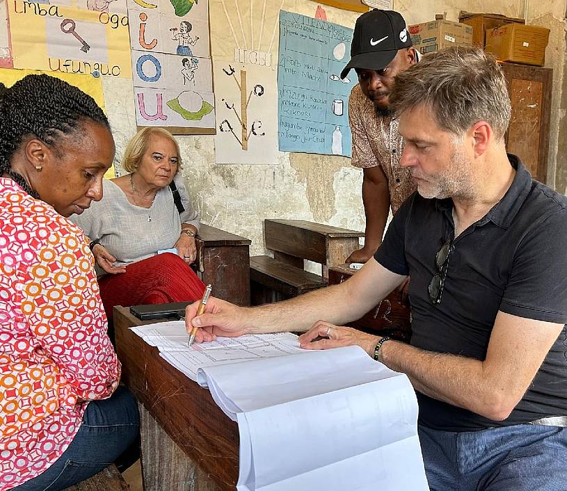 Architekt Björn Wanzek aus Bielefeld und Helga Rohden (Koordinatorin des Schulnetzwerks zur Unterstützung der Mwambao Primary School) führen ein Planungsgespräch mit der Schulleitung (Foto: Privat)