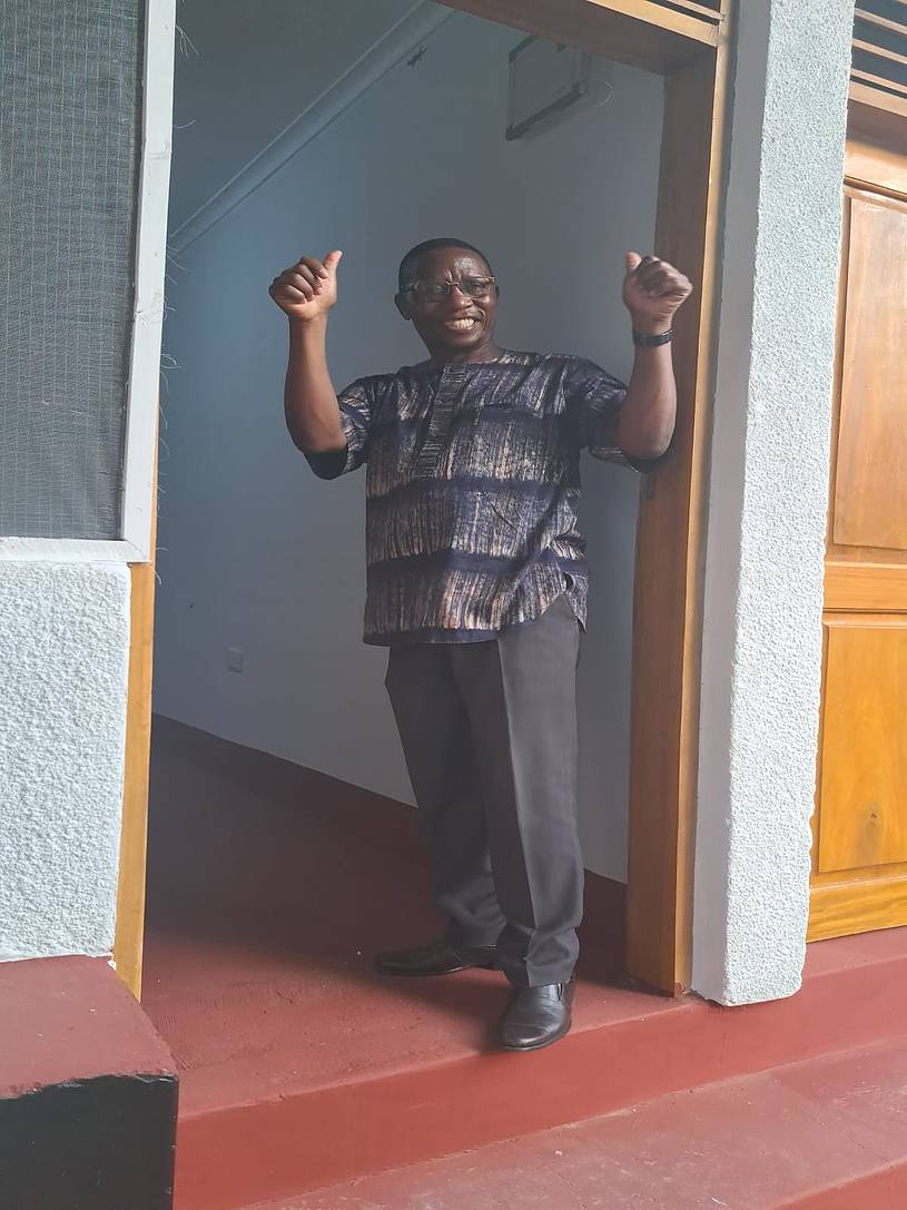 Foto: Privat TaSUBa-Chef Dr. Herbert Makoye vor dem neuen Studentenwohnheim (Foto: Privat)