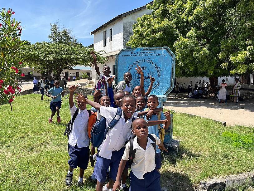 Schüler und Schülerinnen vor der Mwambao Primary School, der Partnerschule der Marienschule Ahlen (Foto: Michael Blauth) 