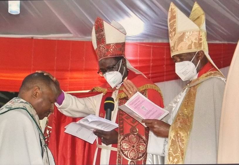 Foto: VEM 2021 wird Bischof Dr. Mbilu in Lushoto zum Bischof ernann