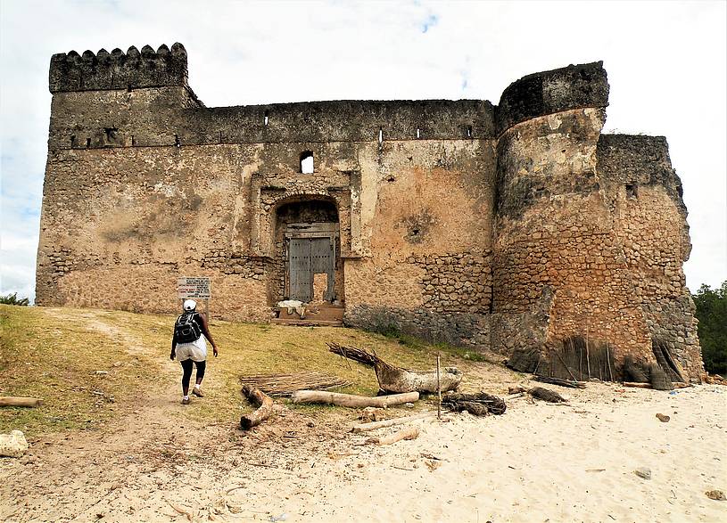 Gereza - das alte Fort in Kilwa wurde 1505 von den Portugiesen gegründet und ab 1512 von den Omanis ausgebaut. Die Küstenerosion hat den Turm rechts schwer beschädigt. 