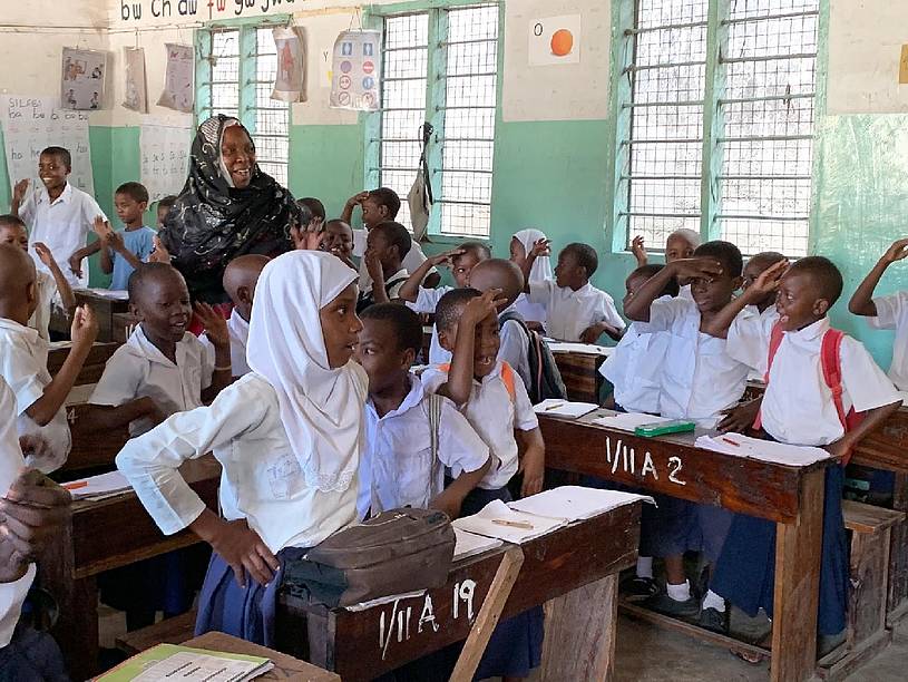 80-130 Schülerinnen und Schüler in einer Klasse (Foto: Claudia Moseler)