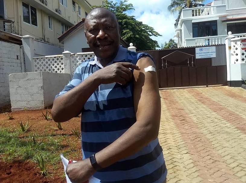 Ibrahim Lipumba freut sich über seine Impfung 