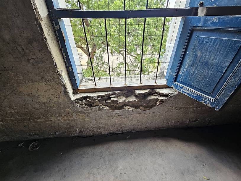 Stark beschädigte Fenster und Fensterläden (Foto: Helga Rohden)