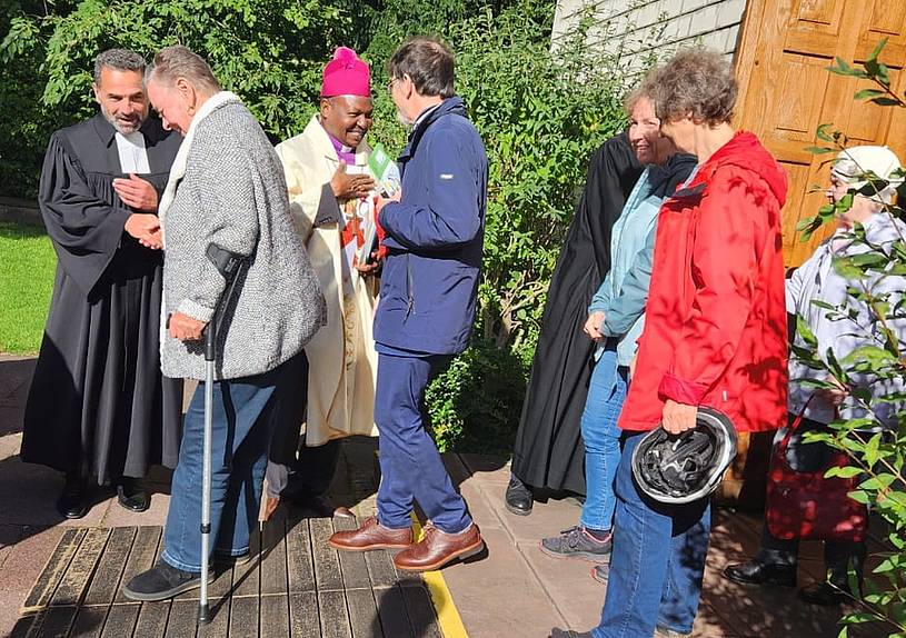 Foto: NED ELCT Bischof Dr. Mbilu nach der Leitung eines Gottesdienstes in der Ev-luth. Apostelgemeinde in Bielefeld. Die Gemeinde hat eine Partnerschaft mit Lutindi und Kirchengemeinden in den Usambara-Bergen