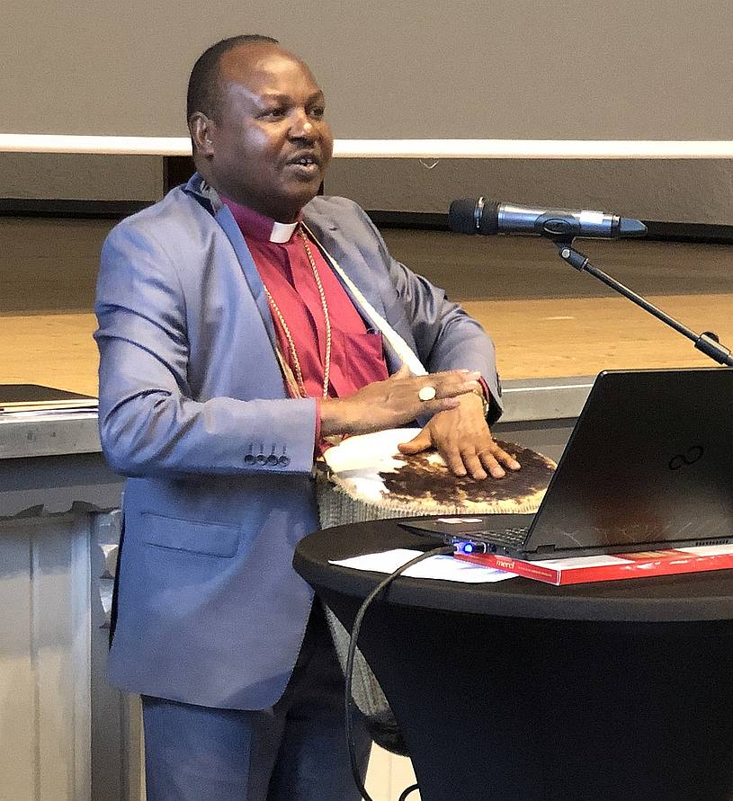 Foto: ELCT NED Bischof Dr. Mbilu während des Gottesdienstes an der Trommel