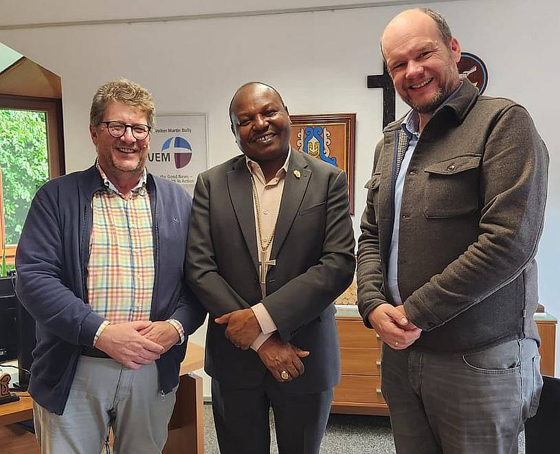 Foto: NED ELCT Gespräch von Bischof Dr. Mbilu in der Zentrale der Vereinten Evangelischen Mission (VEM) in Wuppertal mit dem Generalsekretär der VEM Volker Martin Dally (l.) und Timo Pauler, Leiter der Abteilung Finanzen und Verwaltung der VEM