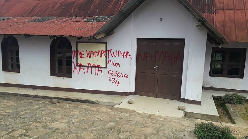 Foto: Privat Die Kirche von Lutindi mit aufgesprühtem Pfändungsbeschluss