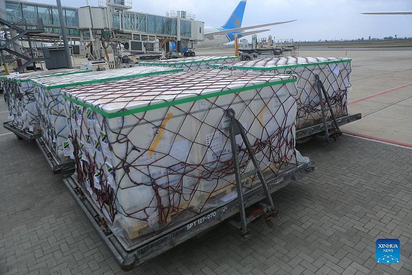 Eintreffen der Impfdosen aus China am Flughafen in Daressalam
