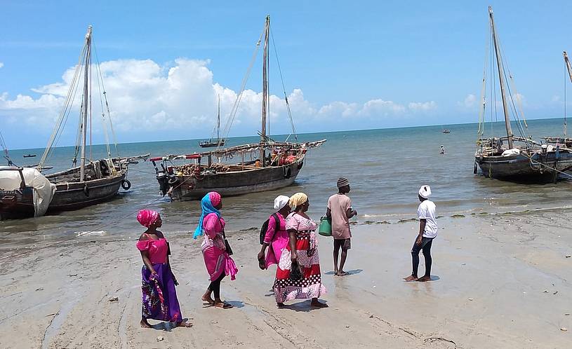 Foto: Rudolf Blauth Vor dem Fischmarkt in Bagamoyo