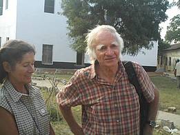 Pastor Erhard Henkel und Barbara Welte vor der Mwambao-Schule Foto: Hertha Däubler-Gmelin