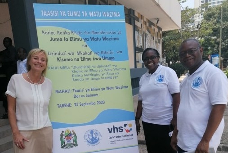 Foto: DVV Internationa V.l.n.r.: Frauke Heinze (Referentin für Ostafrika und südliches Afrika, DVV International), Mary Watugulu (Stellv. Direktorin) und Dr. Sempeho (Leiter Forschung, Publikation und Beratung - beide vom Institut für Erwachsenenbildung).