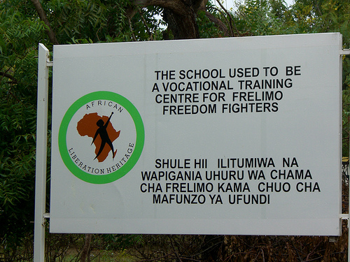 Erinnerungstafel am ehemaligen Ausbildungszentrum der Frelimo in Kaole