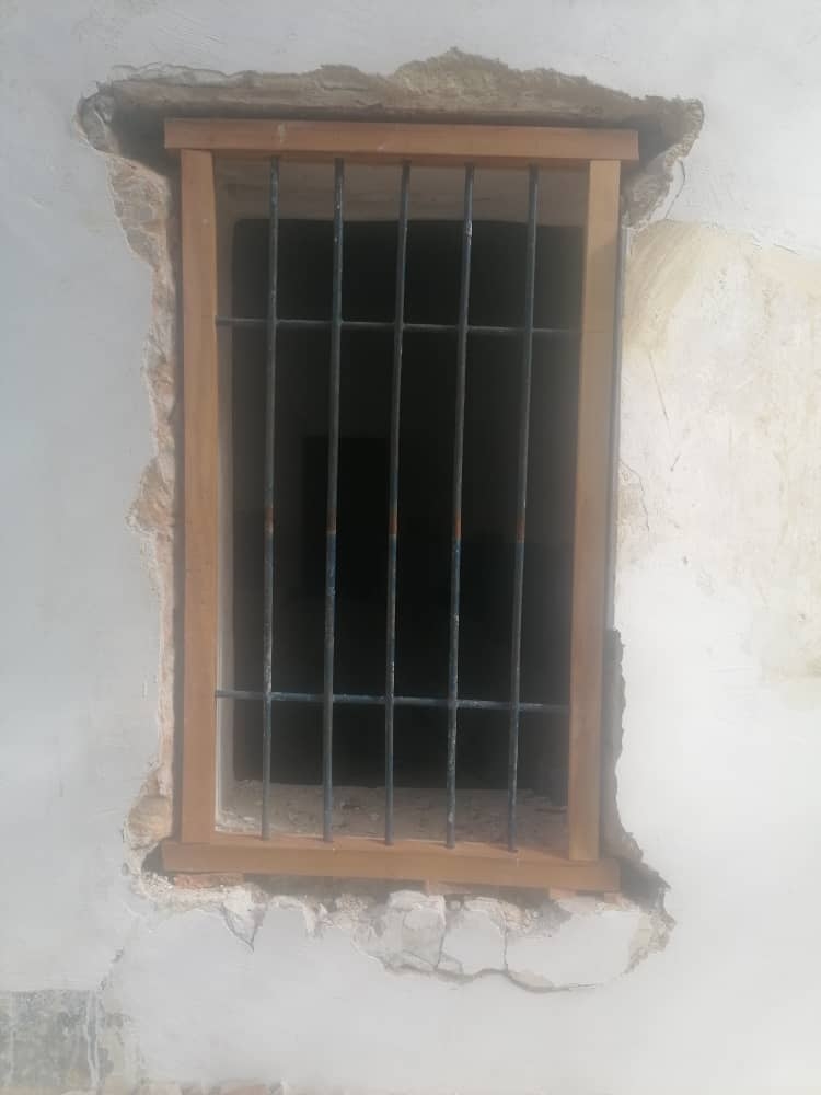 Aus Gründen des Denkmalschutzes bleiben die Fenster der Schulklassen vergittert. Daher bekommt der vorgesehene Bau eines zweiten Fluchtwegs eine besondere Bedeutung