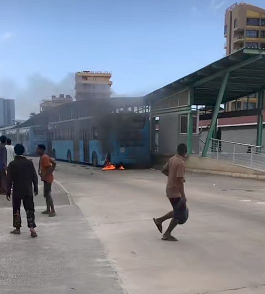 Protestierende setzten in Daressalam einen Linienbus in Brand.