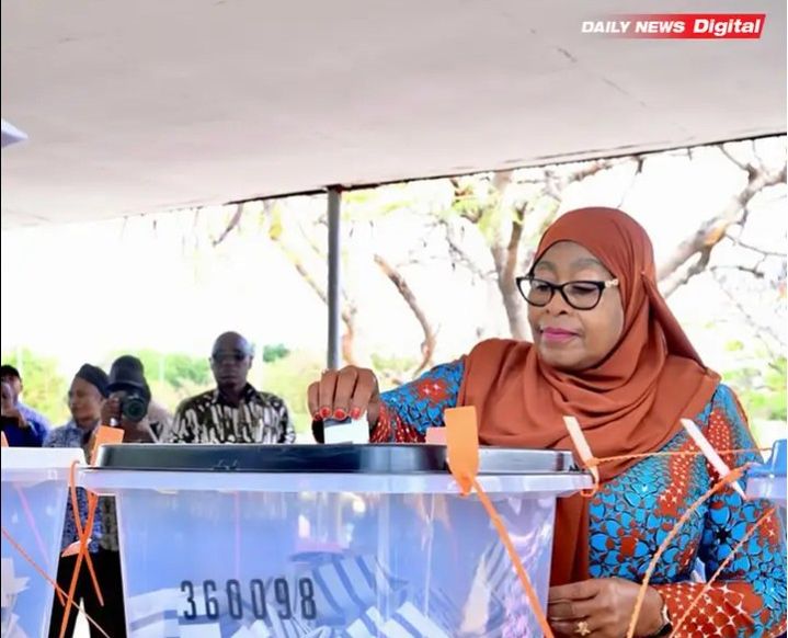 Foto: Daily News Staatspräsidentin Samia Suluhu Hassan bei ihrer Stimmabgabe in der Dodoma Region